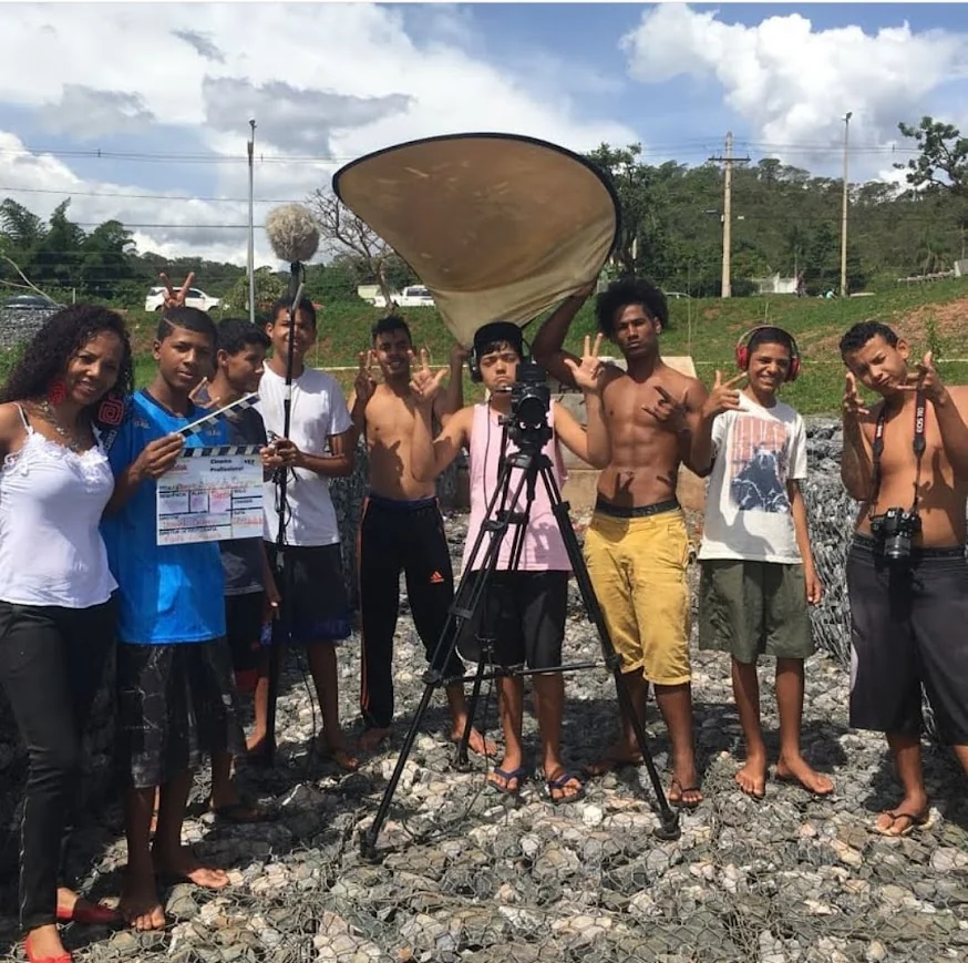 Equipe reunida em uma filmagem externa